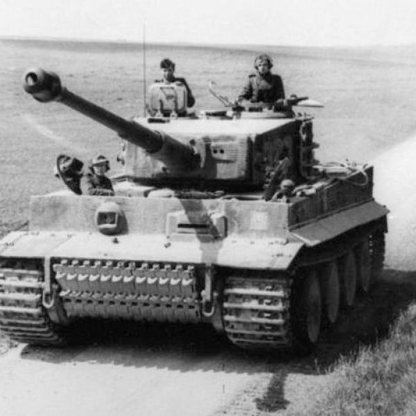 Bundesarchiv_Bild_101I-299-1805-16,_Nordfrankreich,_Panzer_VI_(Tiger_I)_cropped